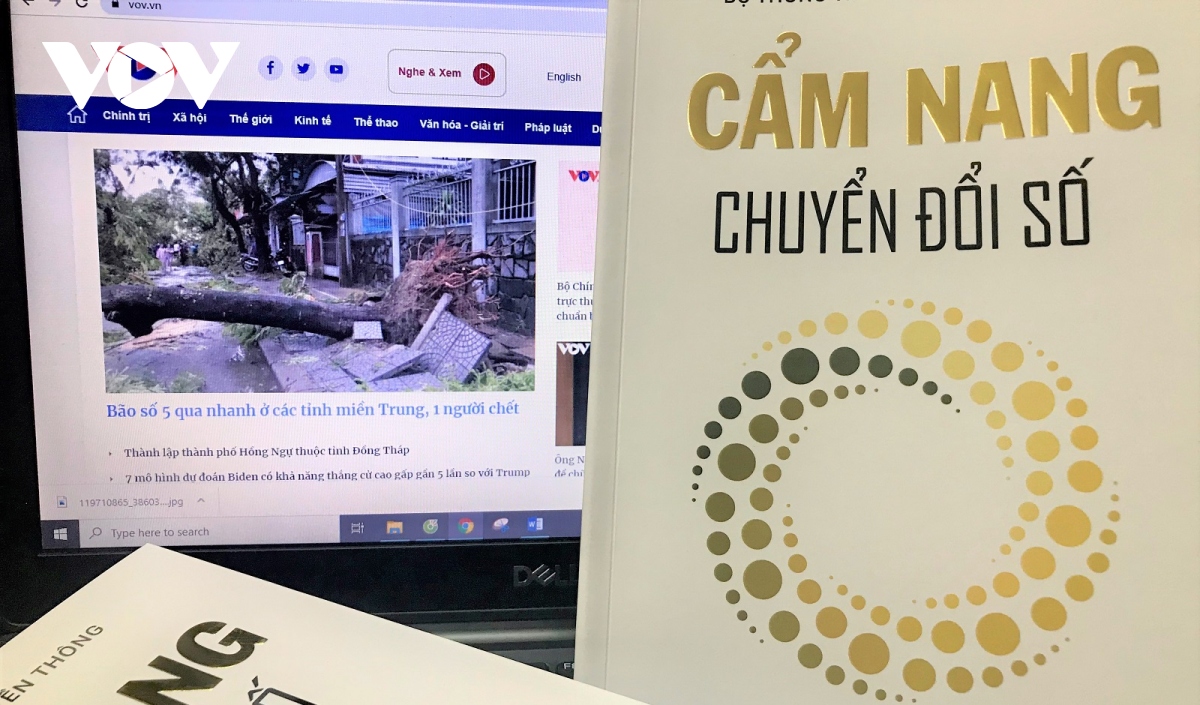 Giới thiệu Cẩm nang Chuyển đổi số cho người dân và doanh nghiệp